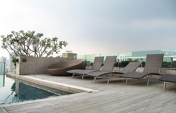 eight-thonglor-condo-bangkok-swimmingpool-lounge